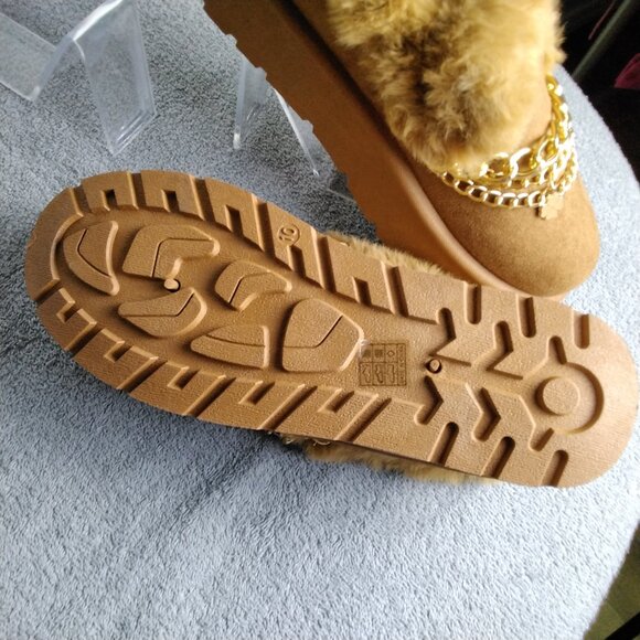 Carlkarida Slippers Faux Fur Slip-On Boots Fluffy W / Gold Chain Accents Size 10 - Picture 9 of 10